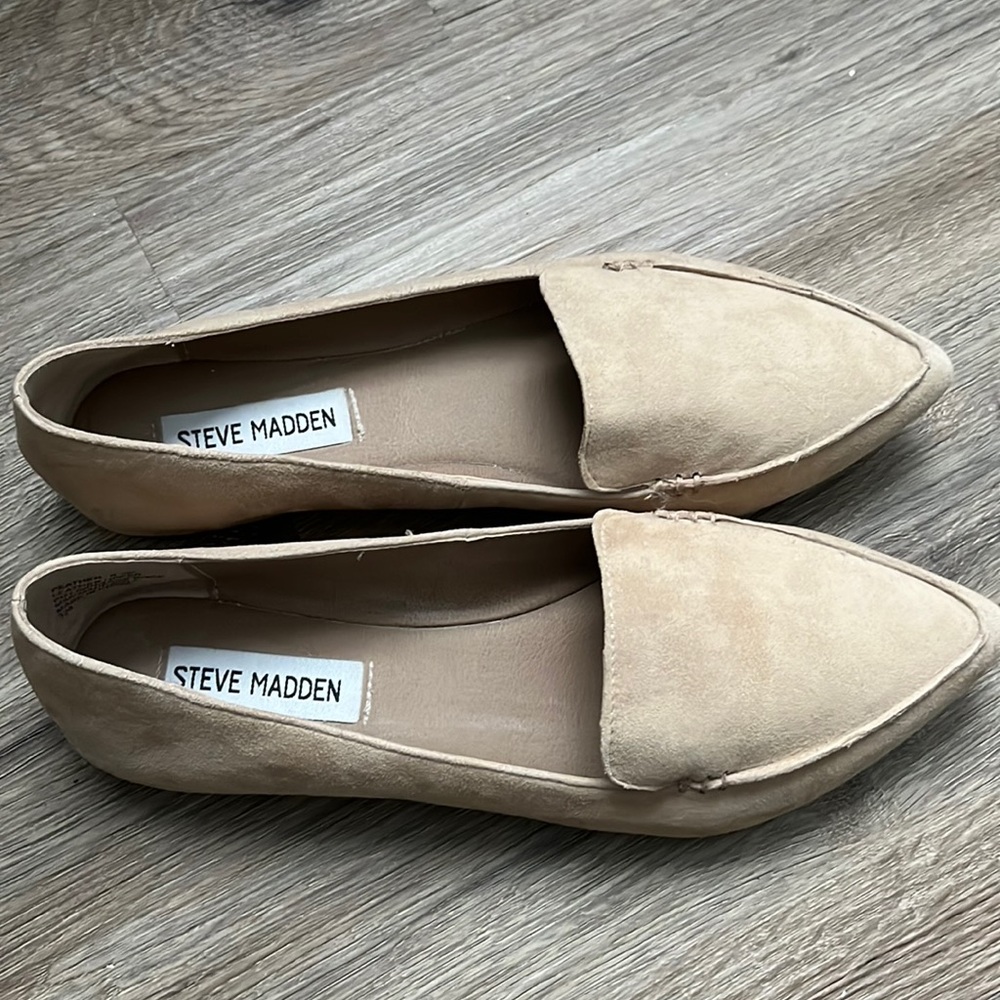 Tan suede Steve Madden flats!